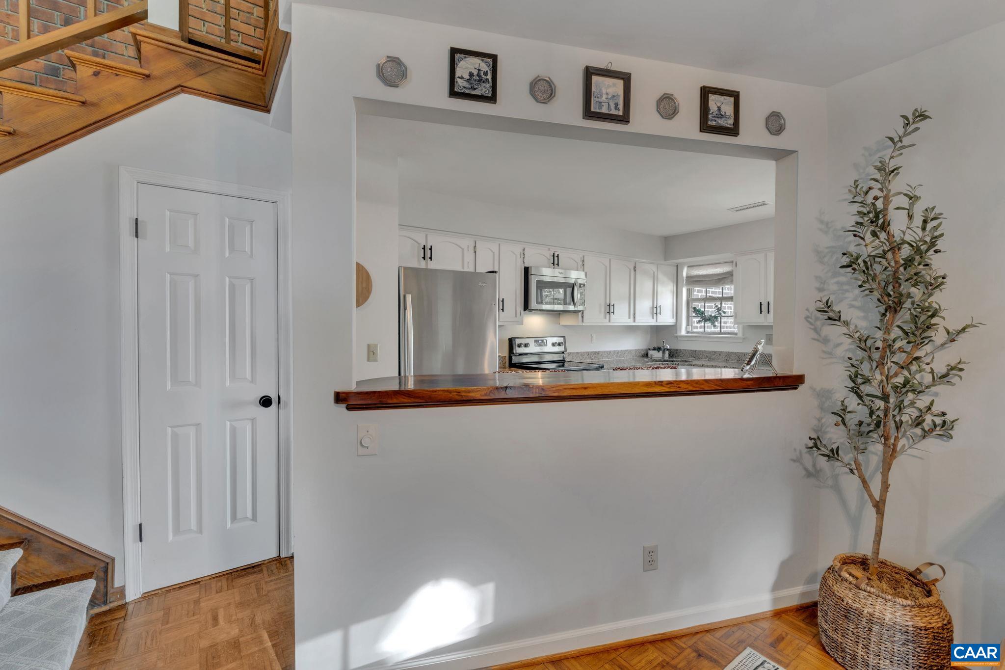 81 COURT PL