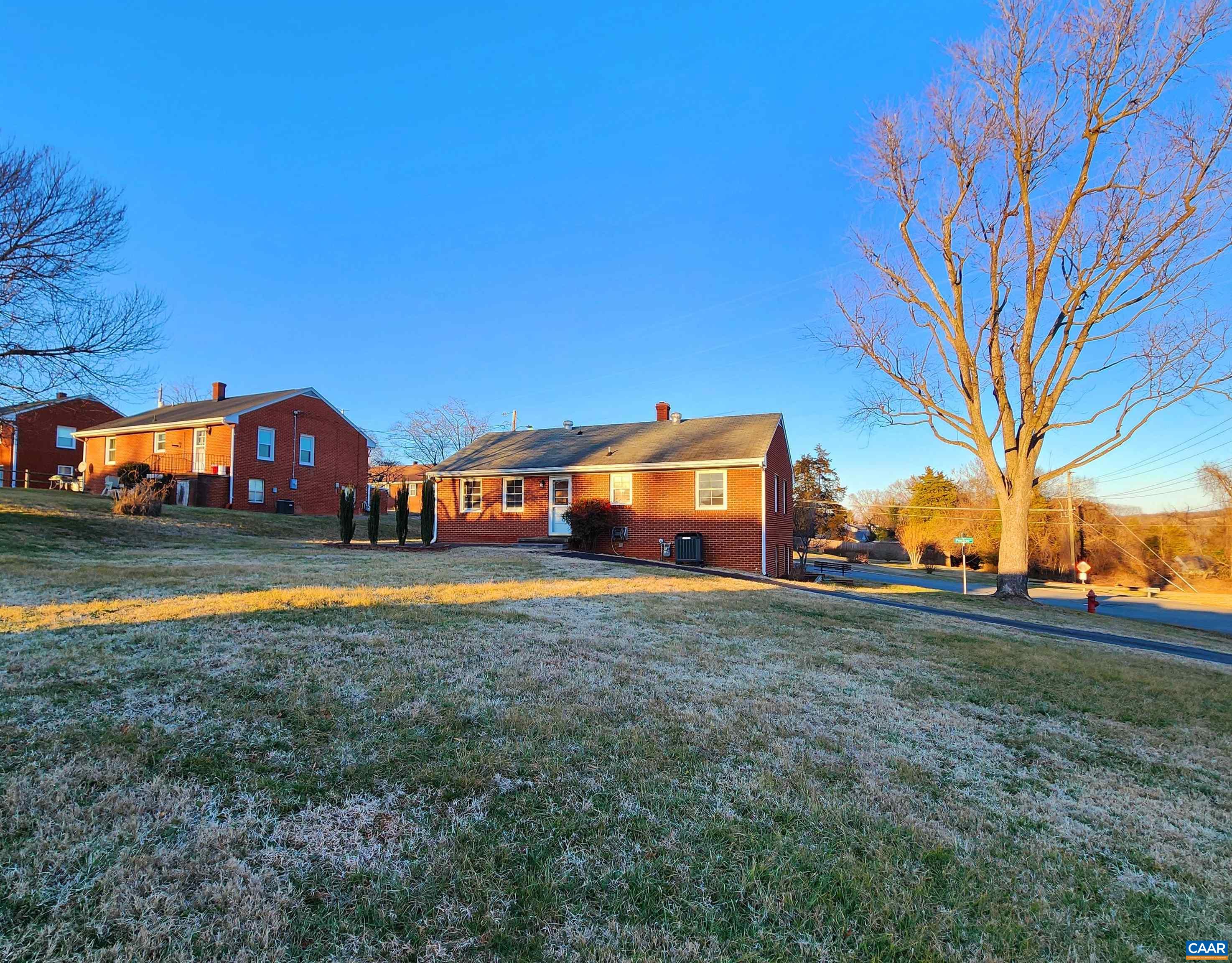 1016 PEARTREE LN