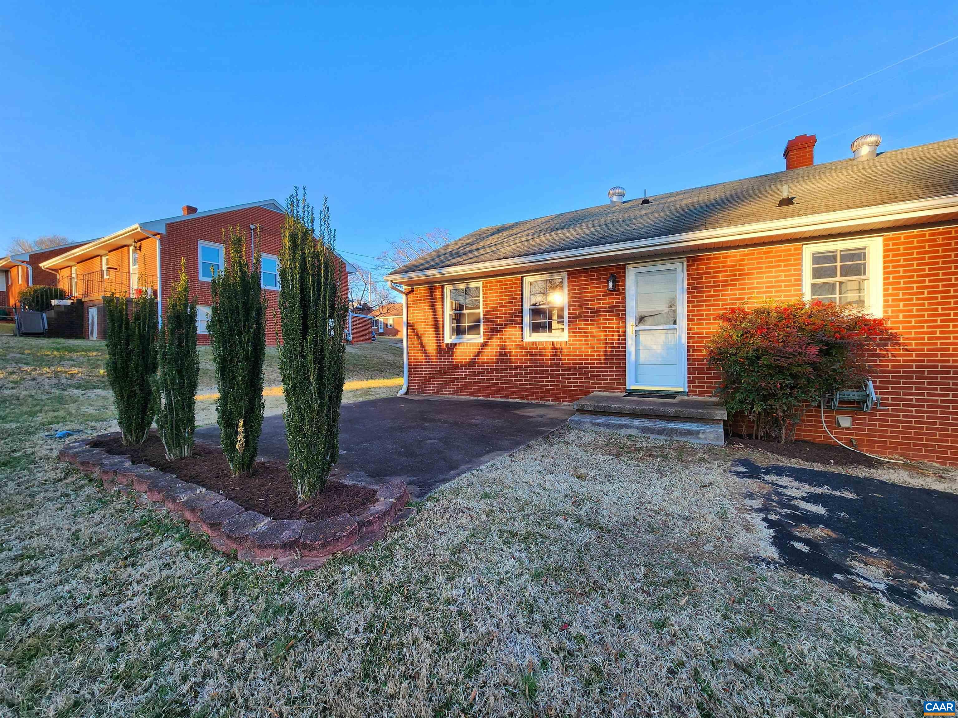 1016 PEARTREE LN