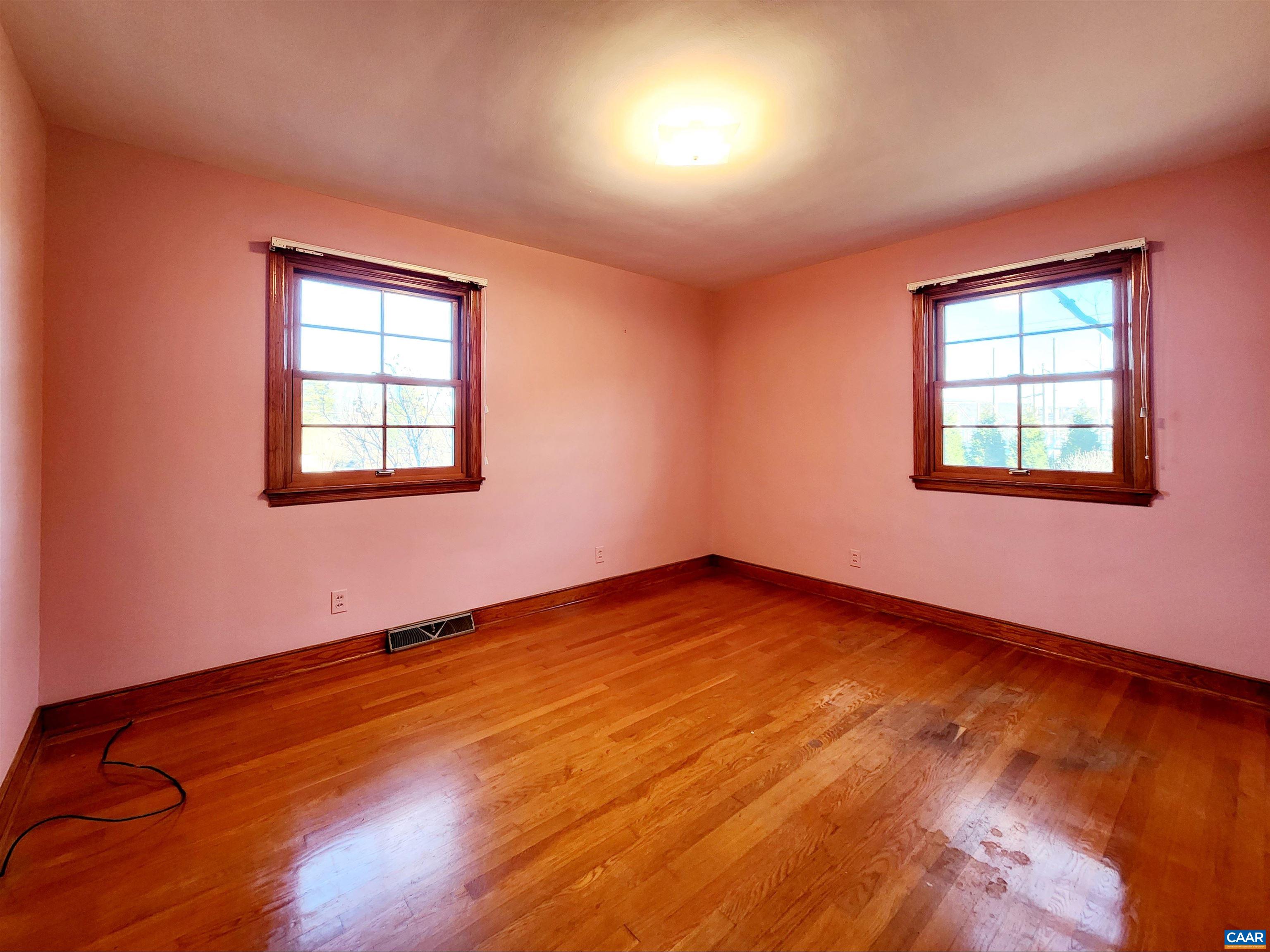 1016 PEARTREE LN