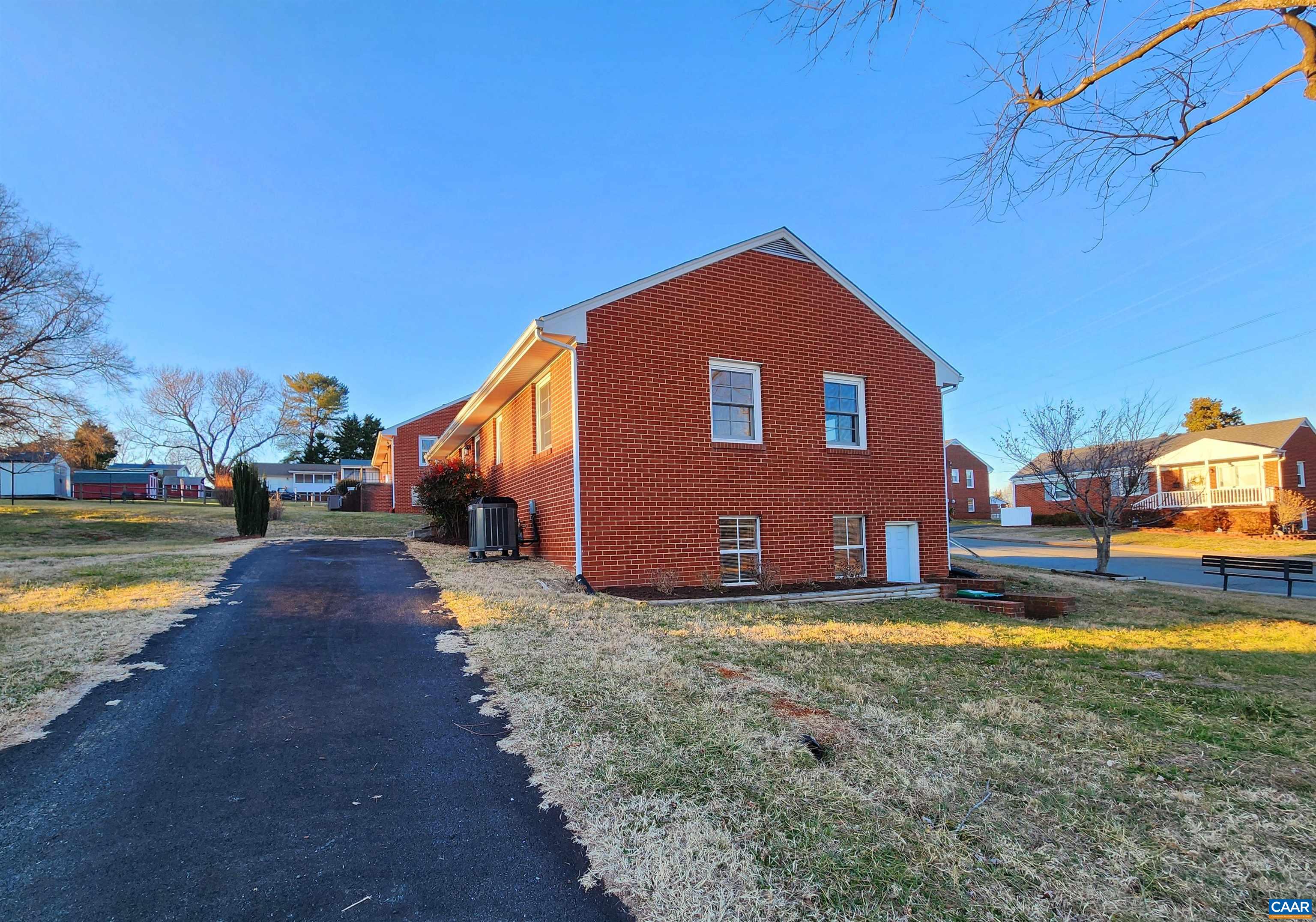 1016 PEARTREE LN