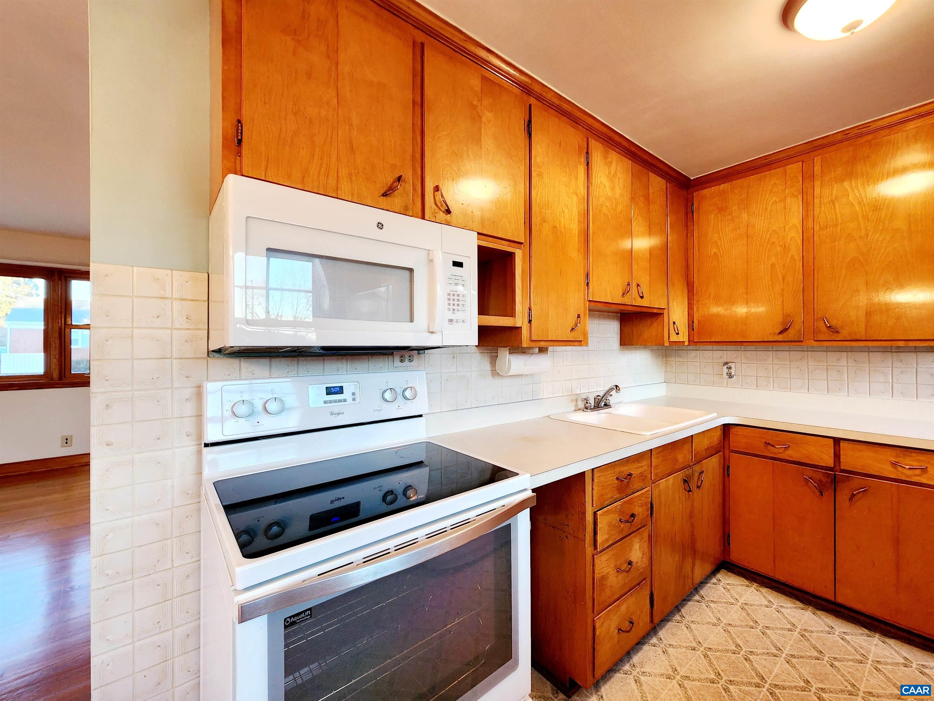 1016 PEARTREE LN
