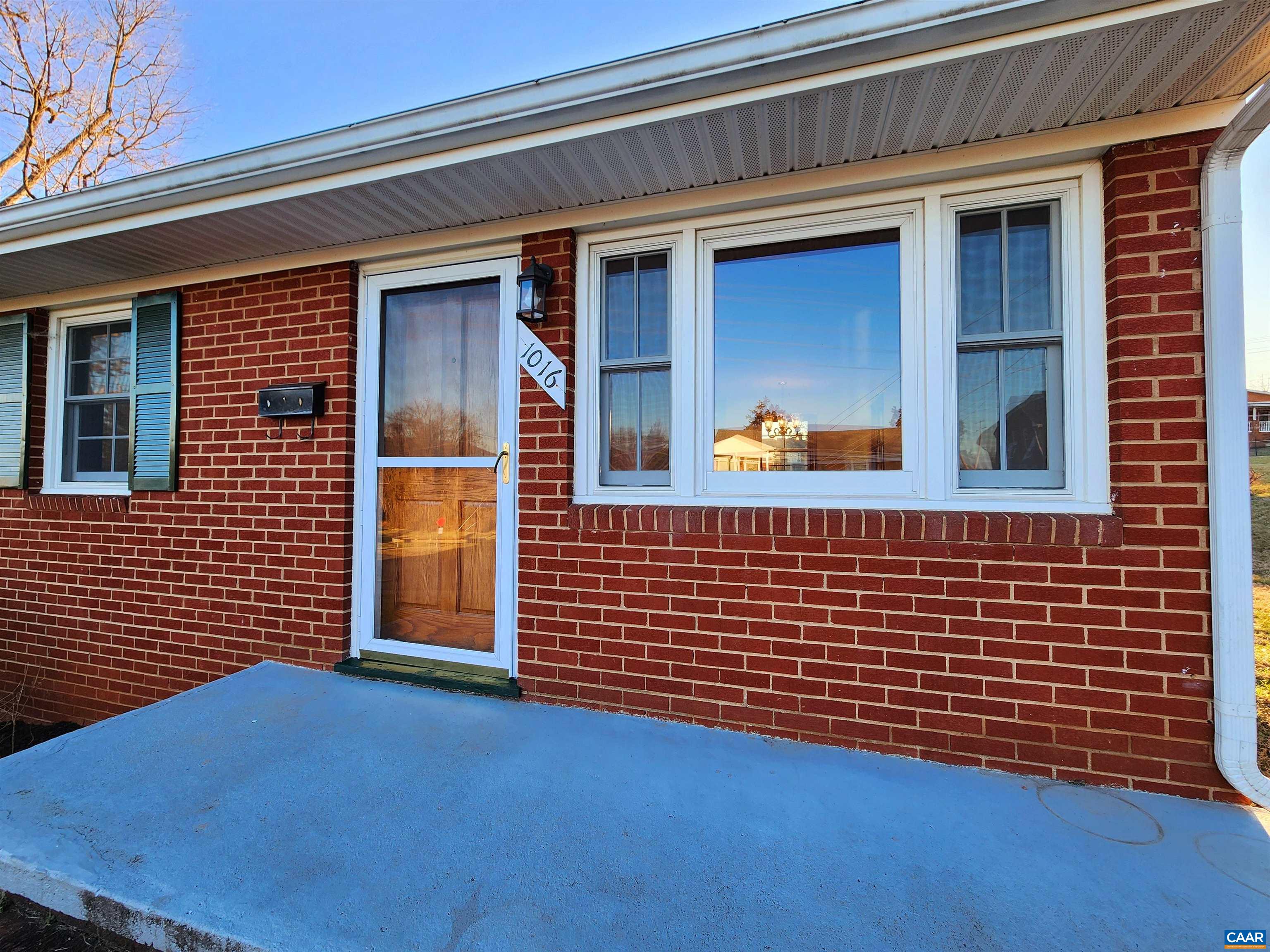 1016 PEARTREE LN