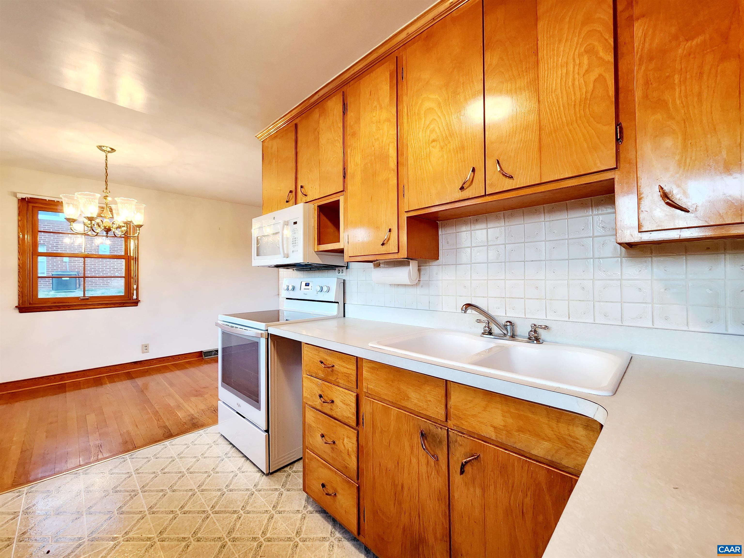 1016 PEARTREE LN