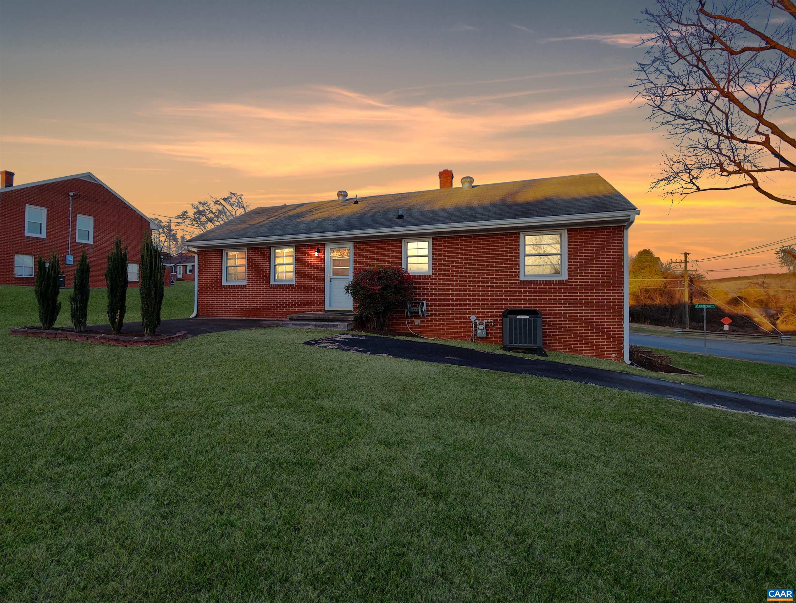 1016 PEARTREE LN