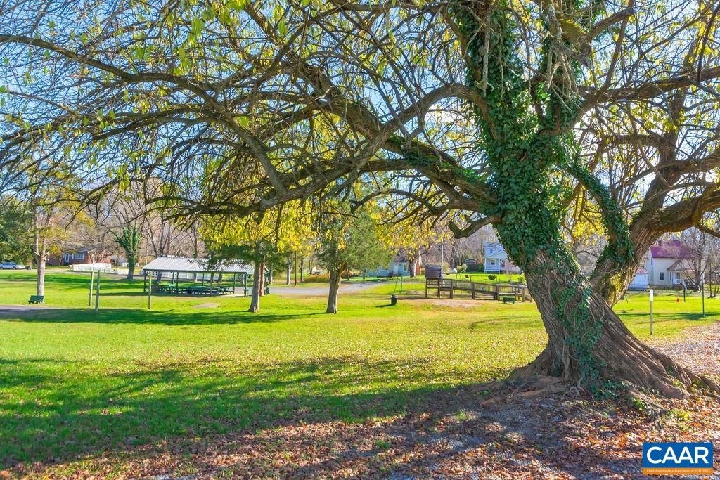 449 TALL OAKS LN