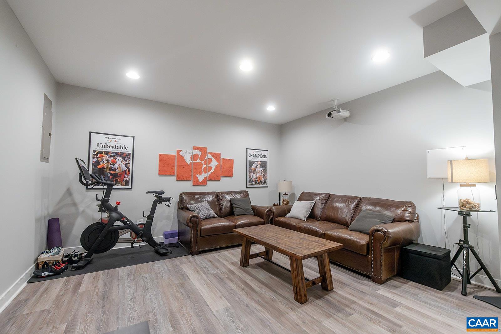 2138 SARANAC CT