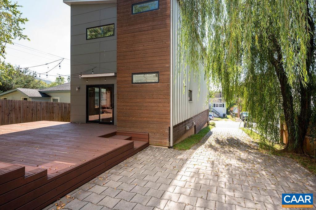 817 MONTROSE AVE