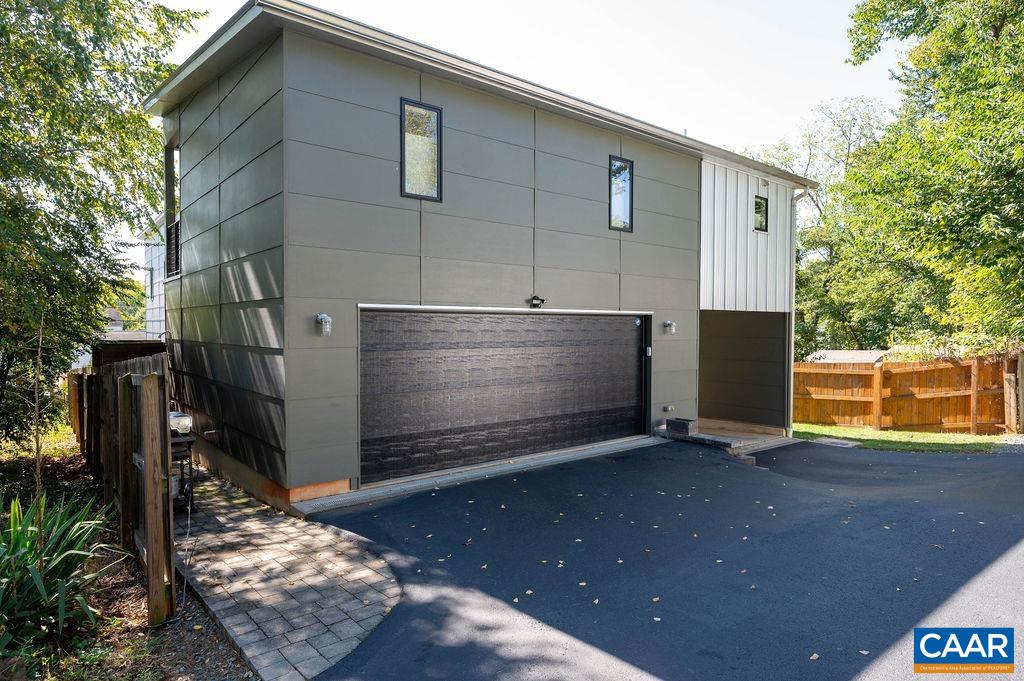 817 MONTROSE AVE