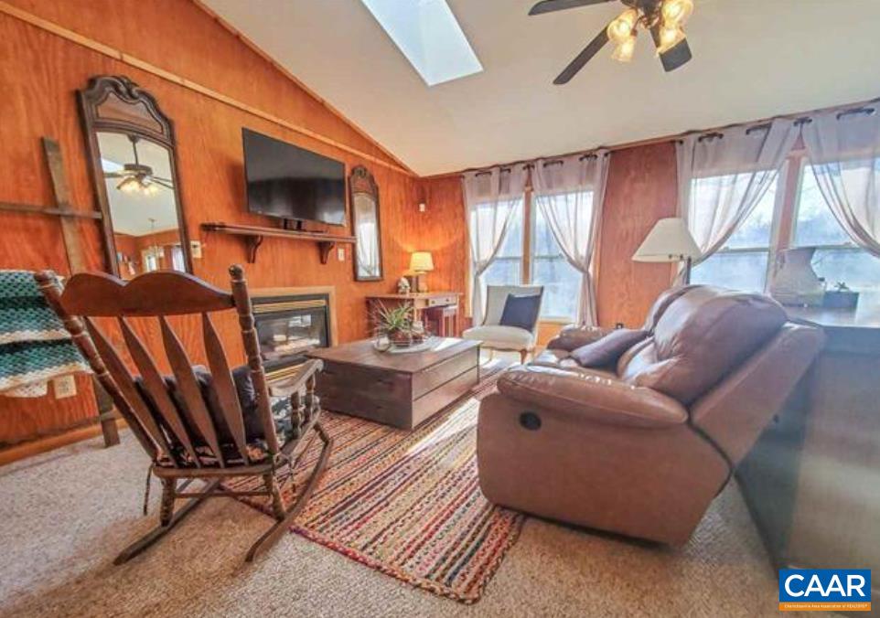 199 N WHITE OAK LAKEVIEW DR