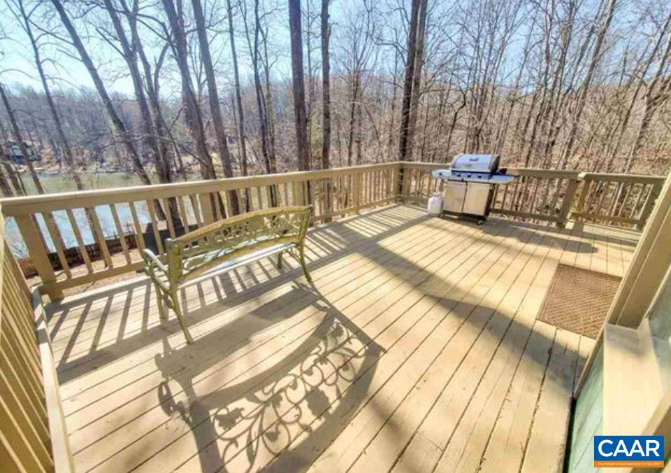 199 N WHITE OAK LAKEVIEW DR