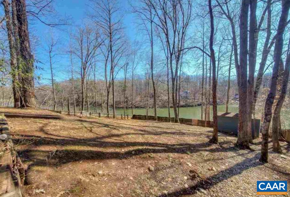 199 N WHITE OAK LAKEVIEW DR