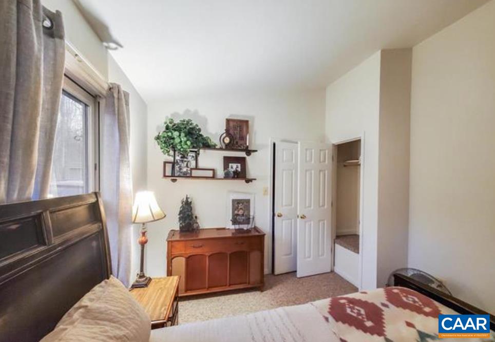 199 N WHITE OAK LAKEVIEW DR