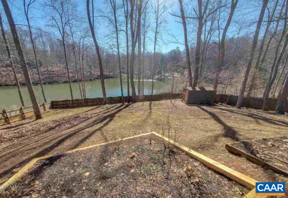 199 N WHITE OAK LAKEVIEW DR