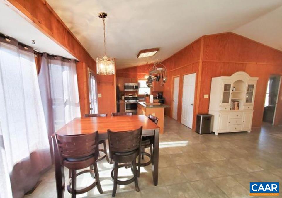 199 N WHITE OAK LAKEVIEW DR