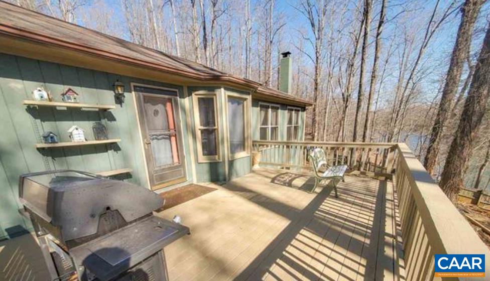 199 N WHITE OAK LAKEVIEW DR