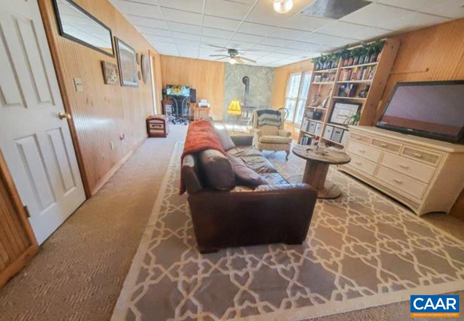 199 N WHITE OAK LAKEVIEW DR