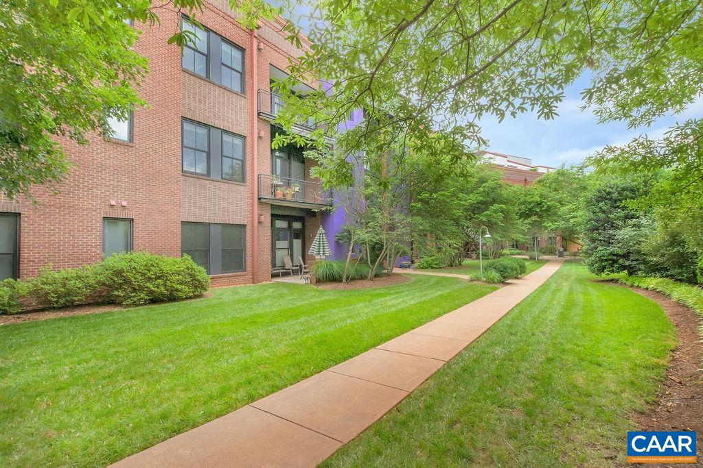 200 DOUGLAS AVE Unit: 2F