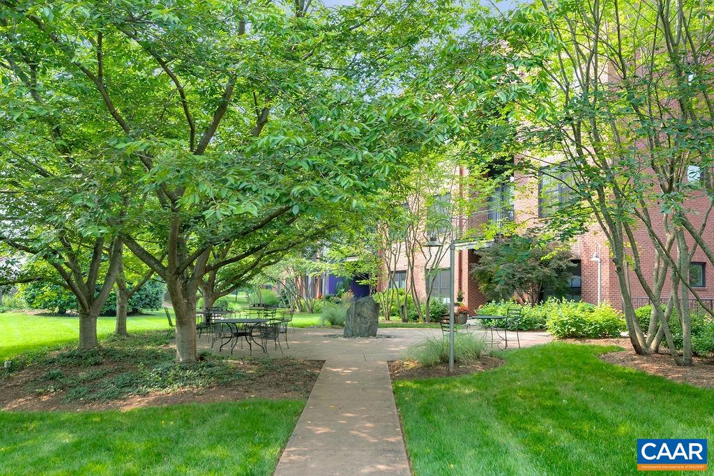 200 DOUGLAS AVE Unit: 2F