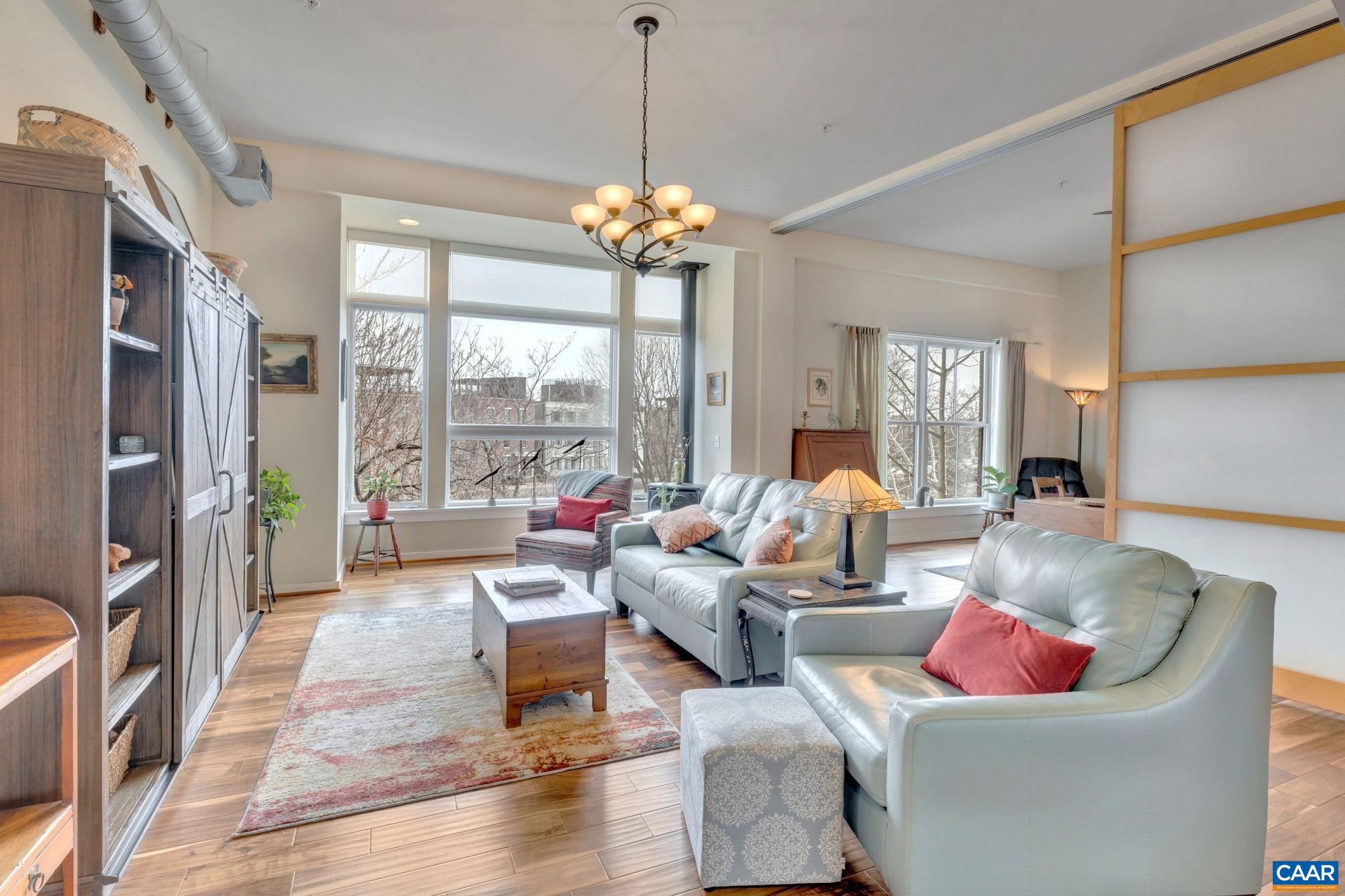 200 DOUGLAS AVE Unit: 2F