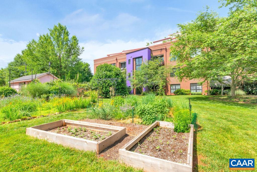 200 DOUGLAS AVE Unit: 2F