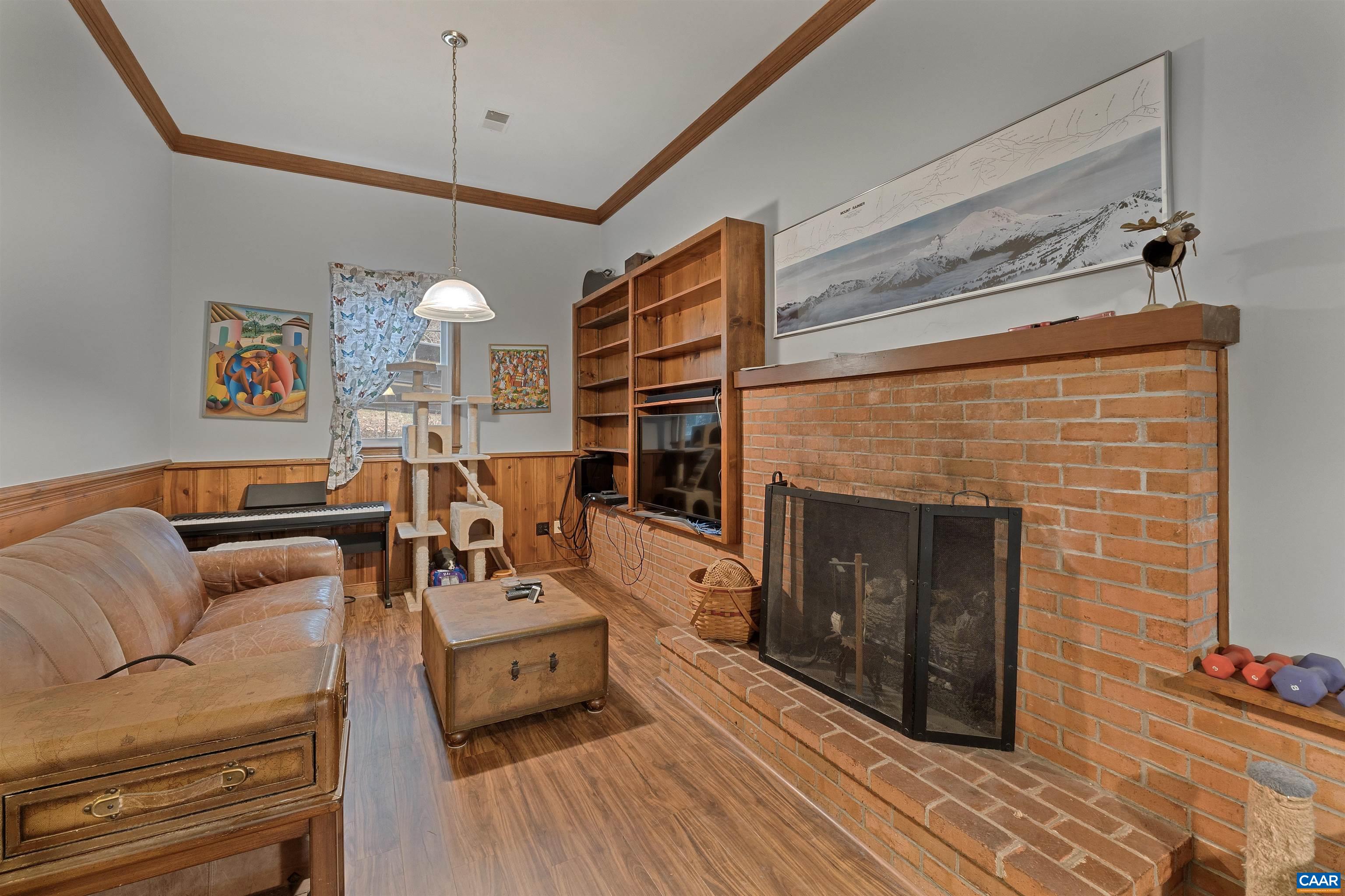 676 VICTORIAN CT