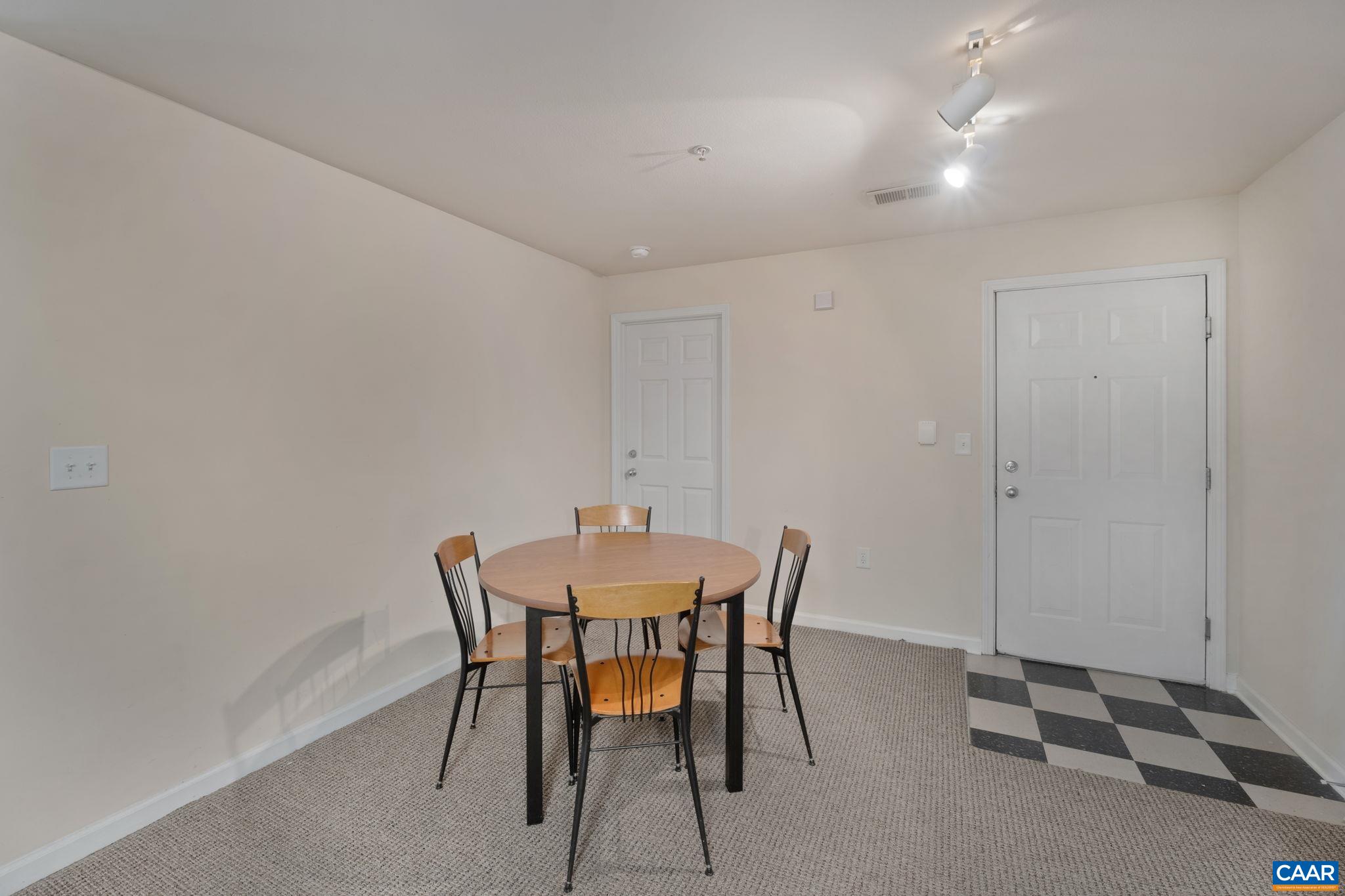 120 YELLOWSTONE DR Unit: 202