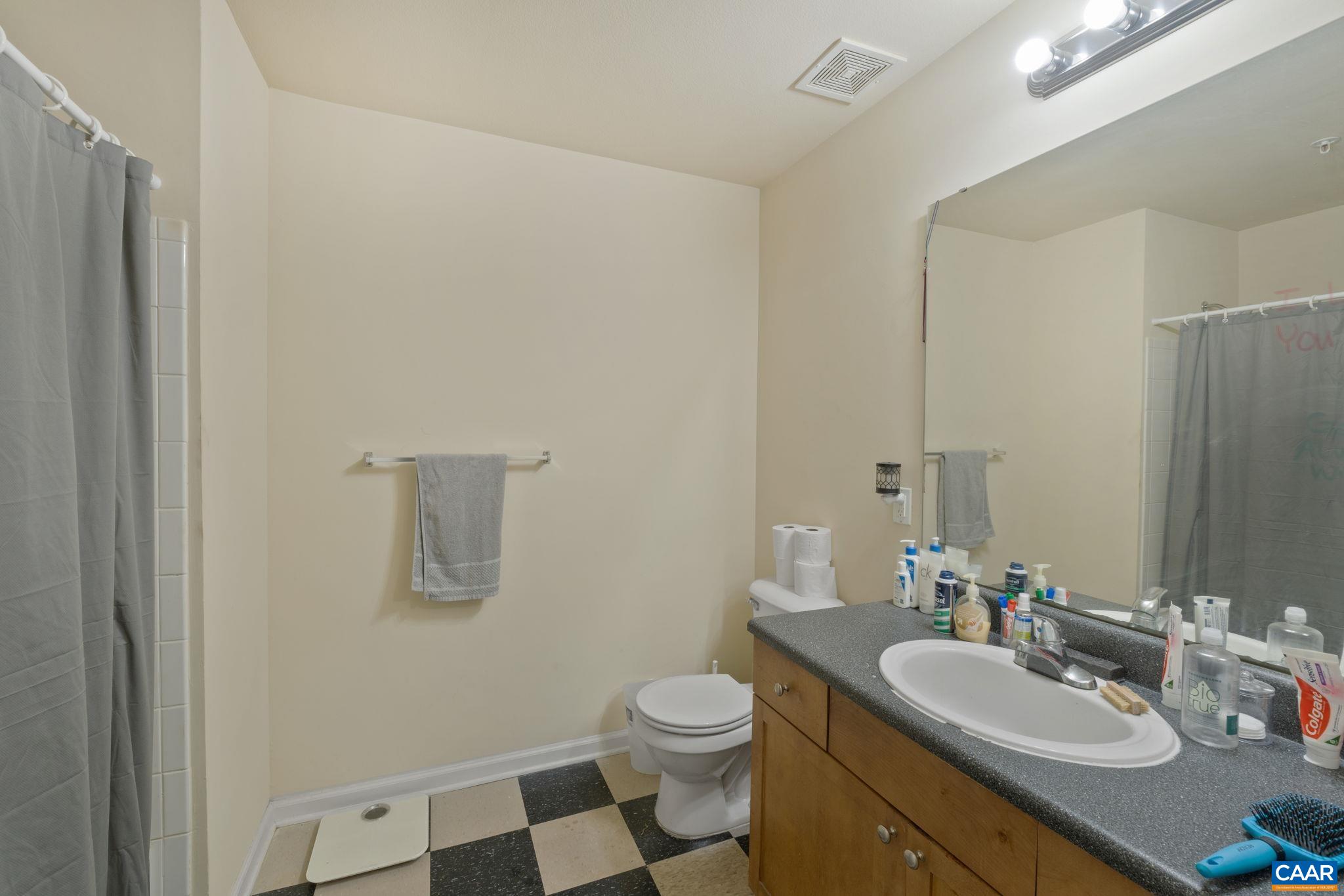 120 YELLOWSTONE DR Unit: 202