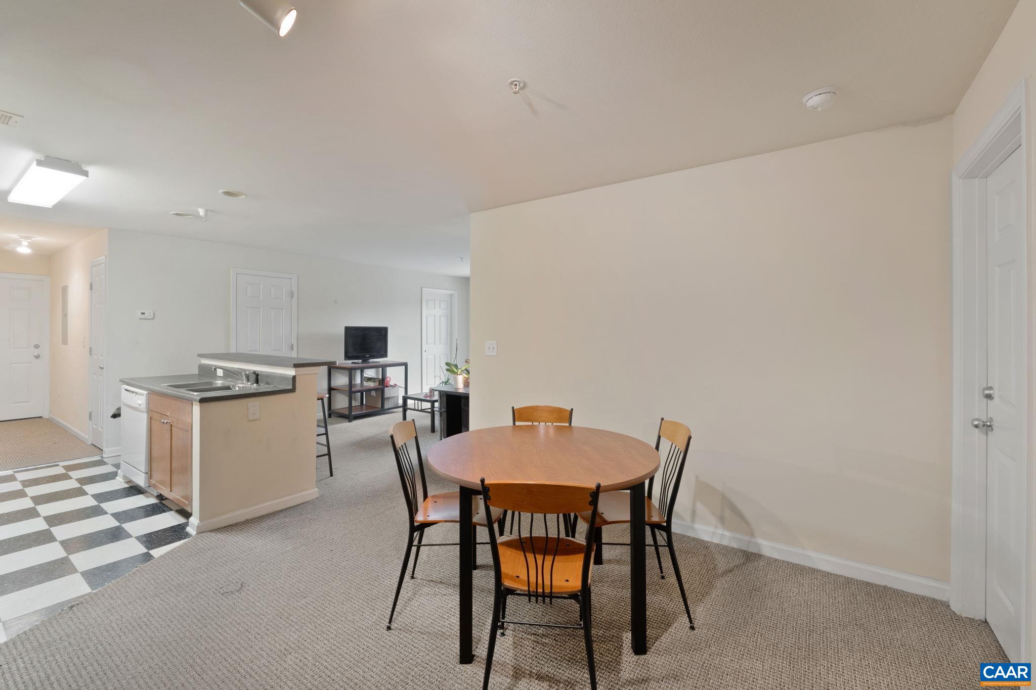 120 YELLOWSTONE DR Unit: 202