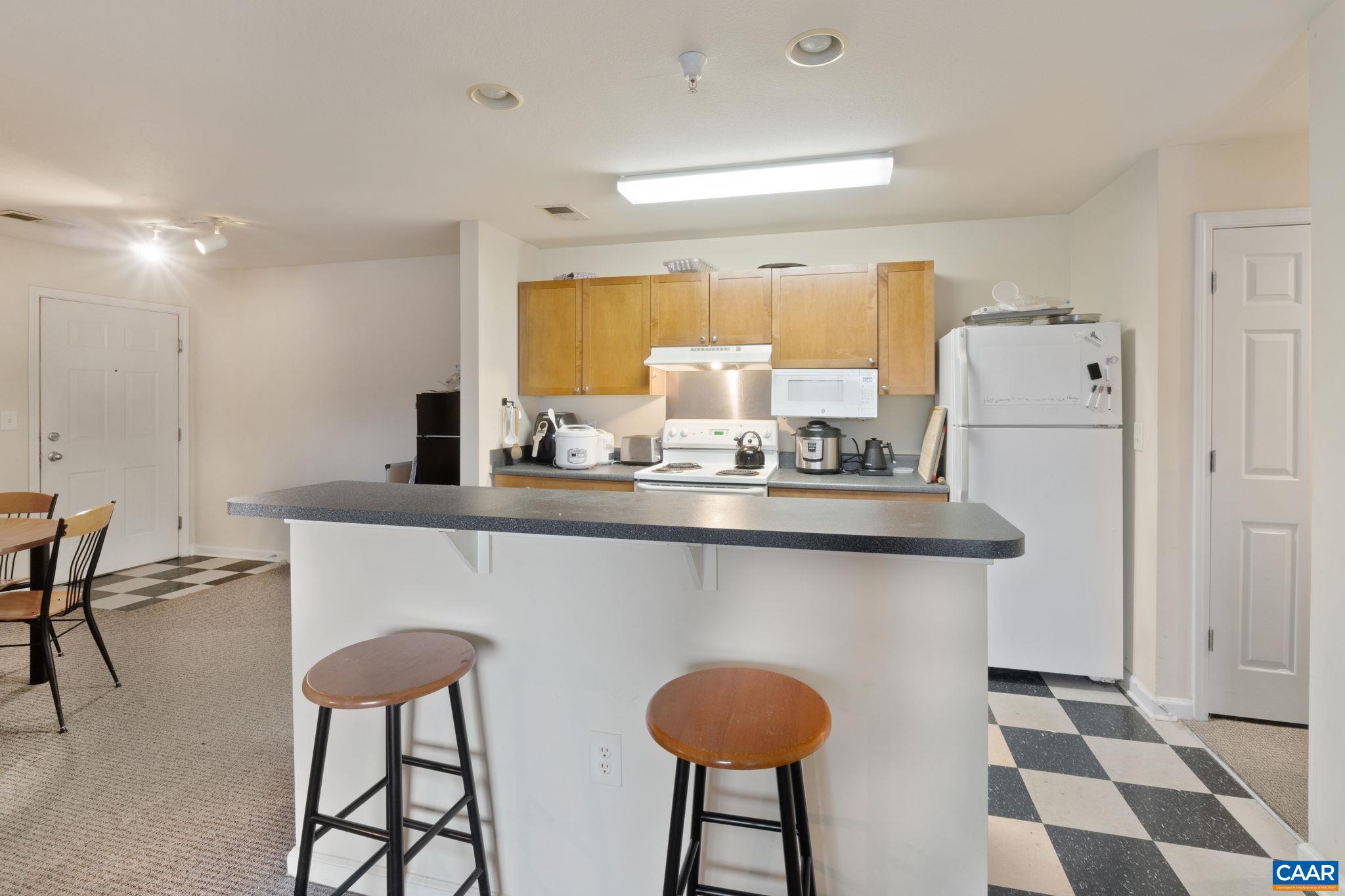 120 YELLOWSTONE DR Unit: 202