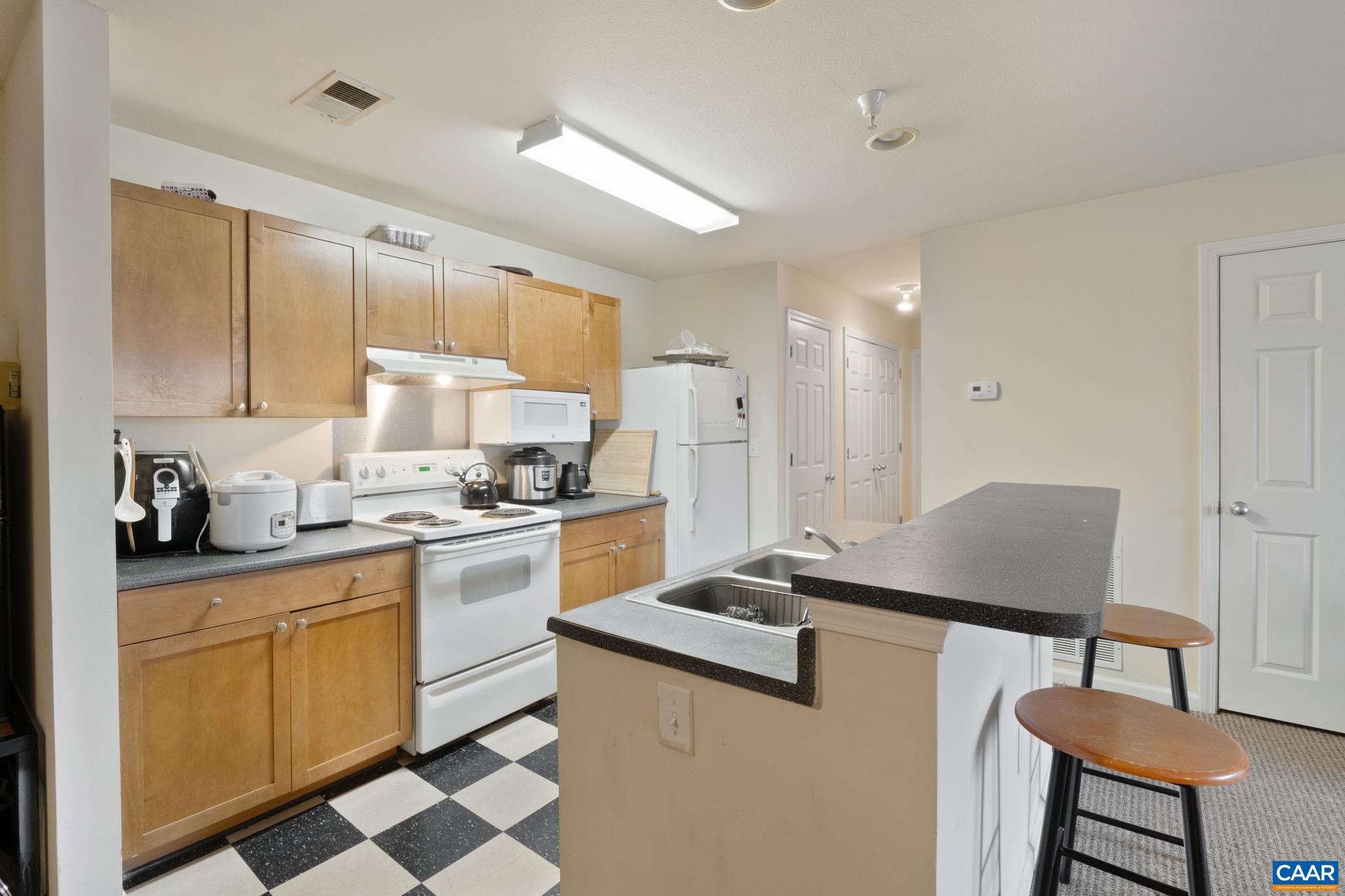 120 YELLOWSTONE DR Unit: 202