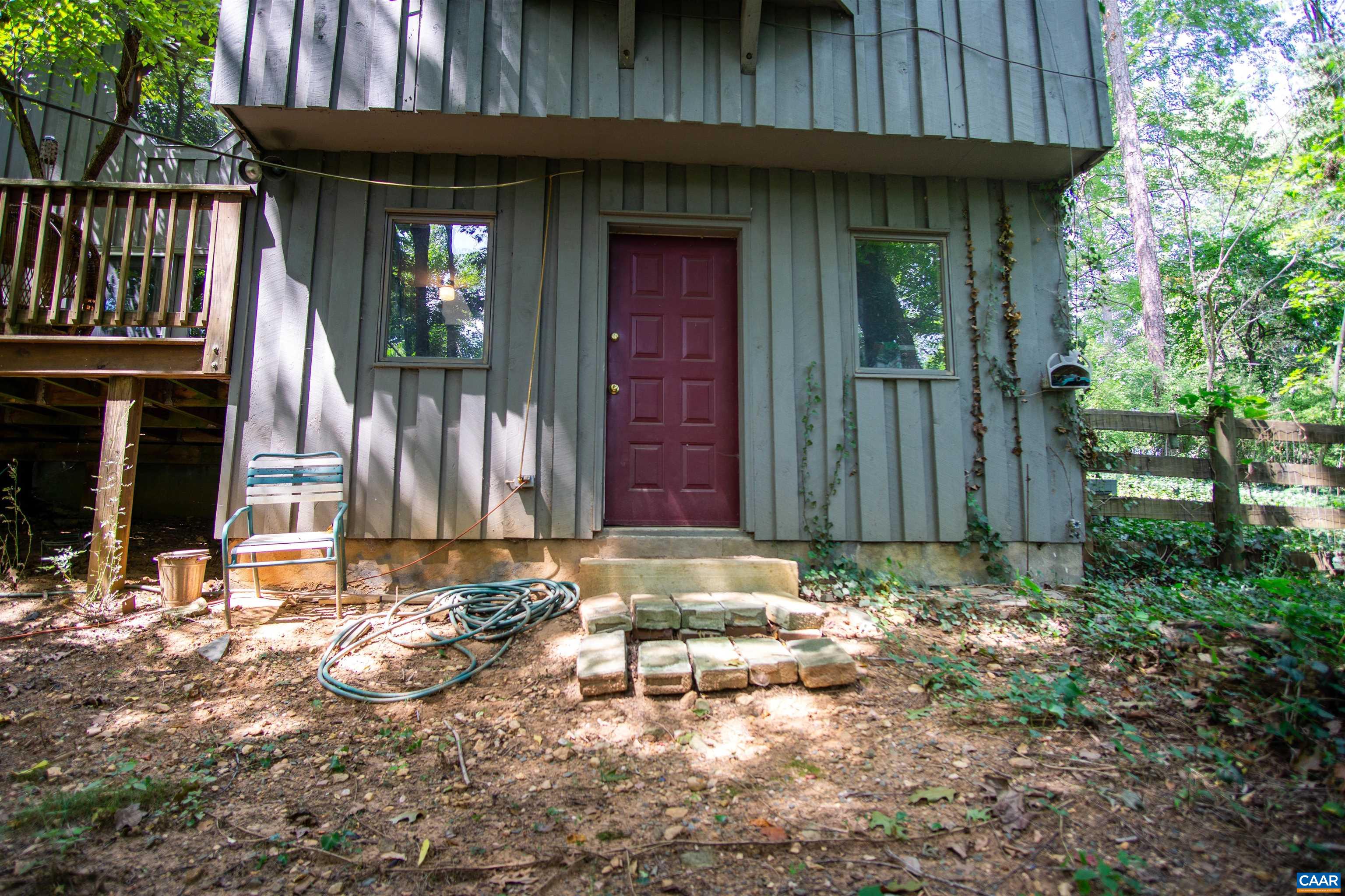 219 LOGTRAC RD