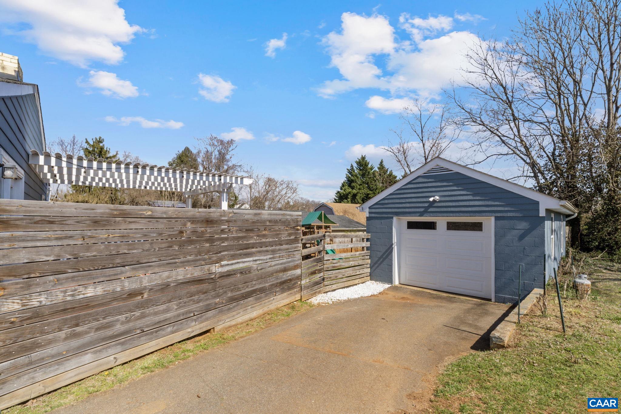 512 MEADE AVE