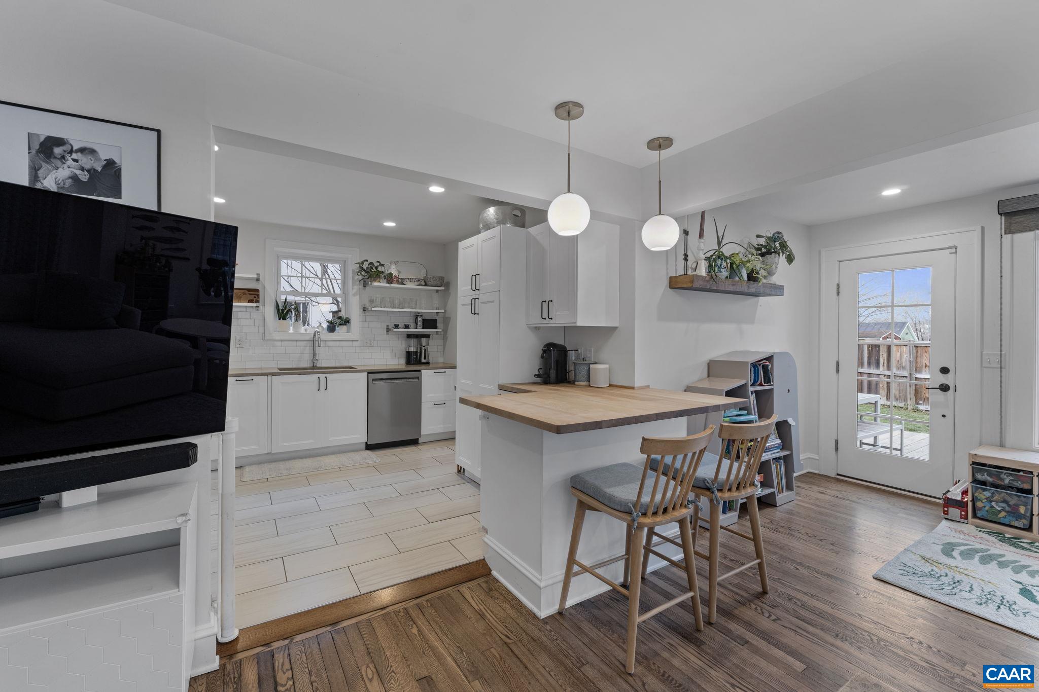 1105 AVON ST