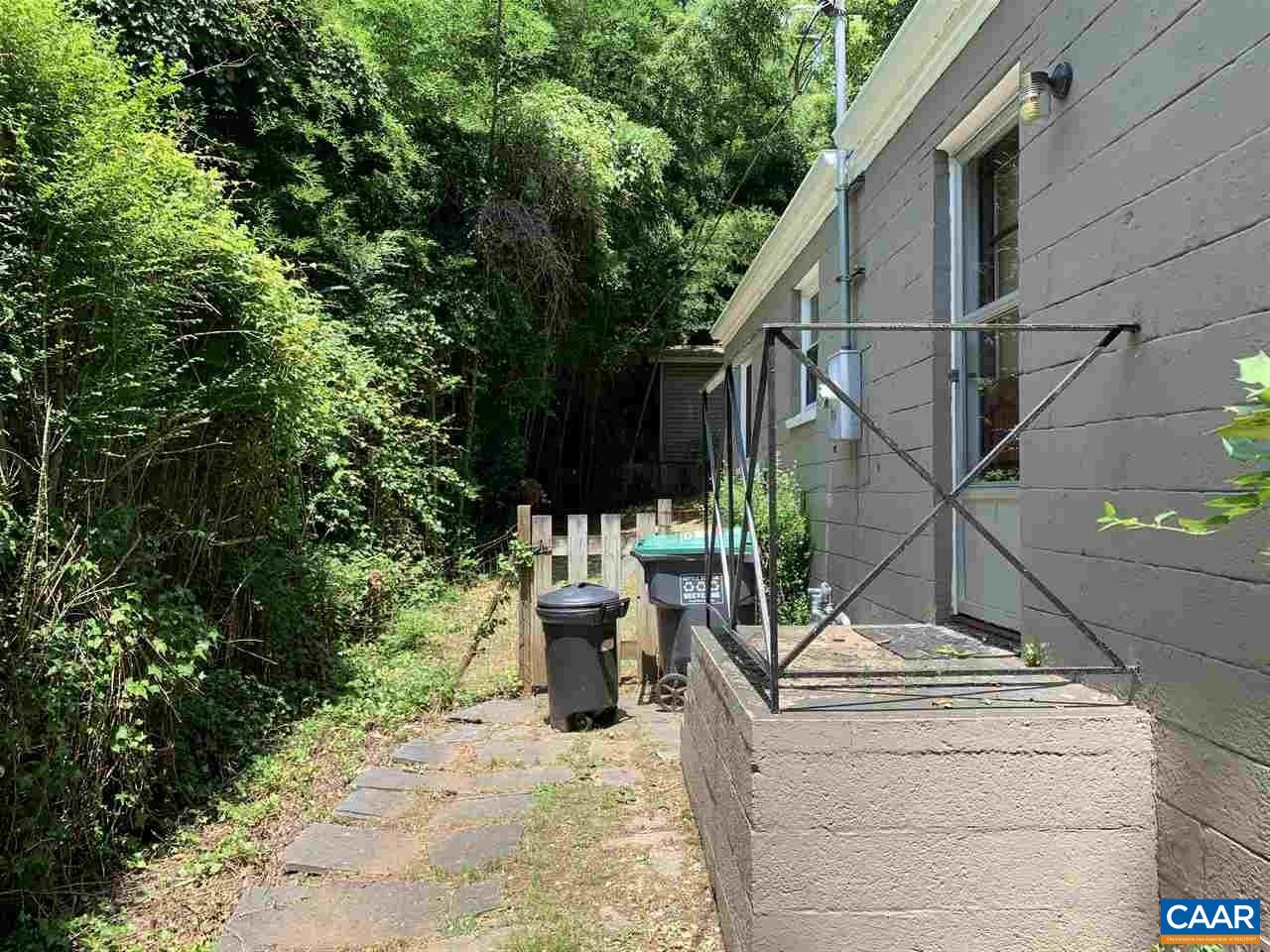 933 HEMLOCK LN