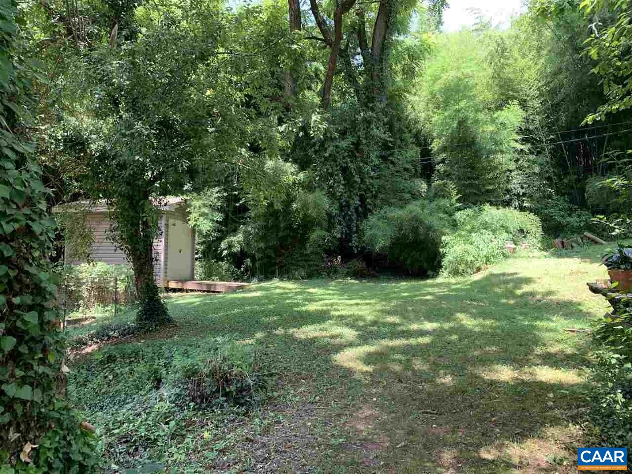 933 HEMLOCK LN