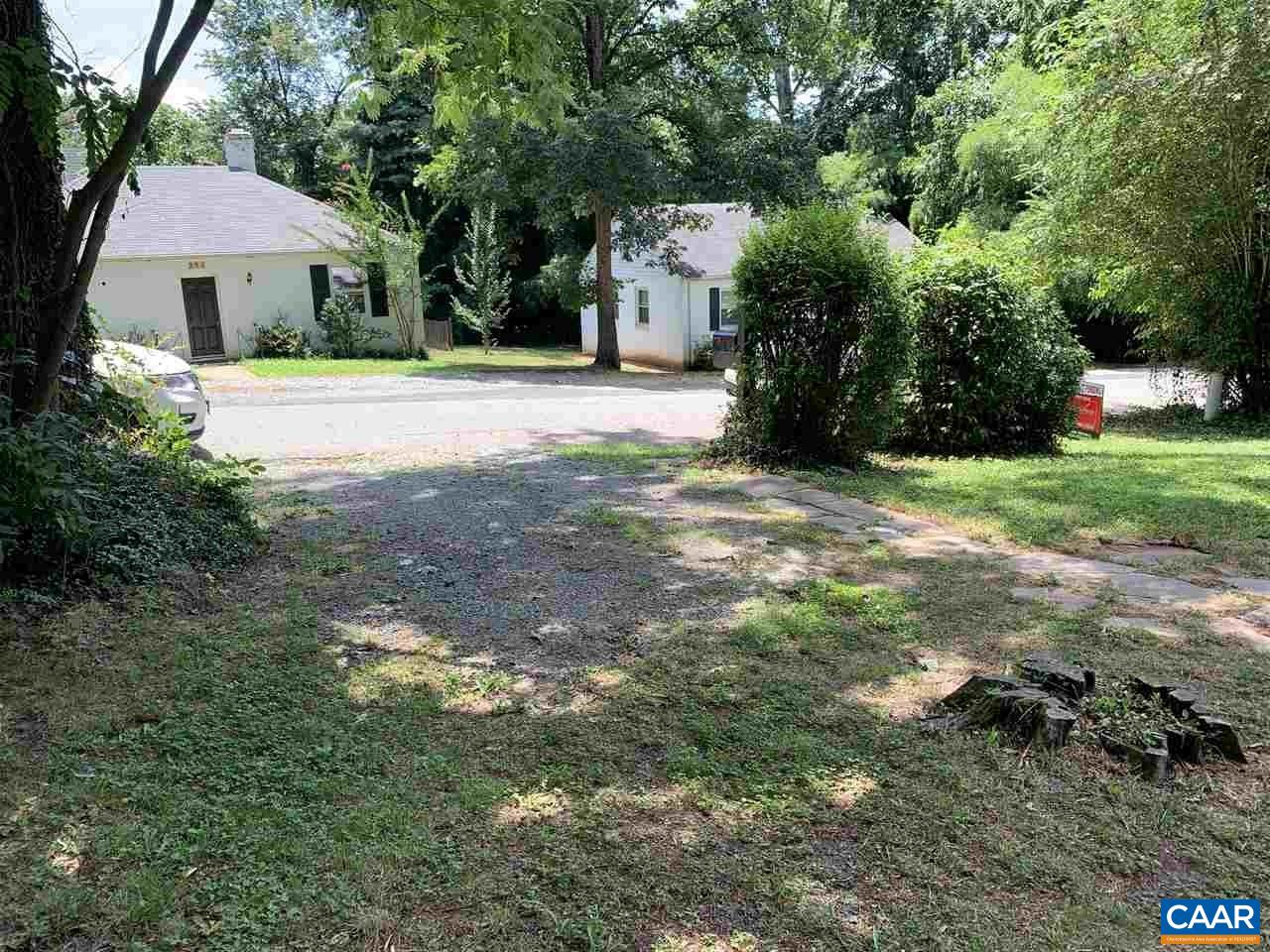 933 HEMLOCK LN