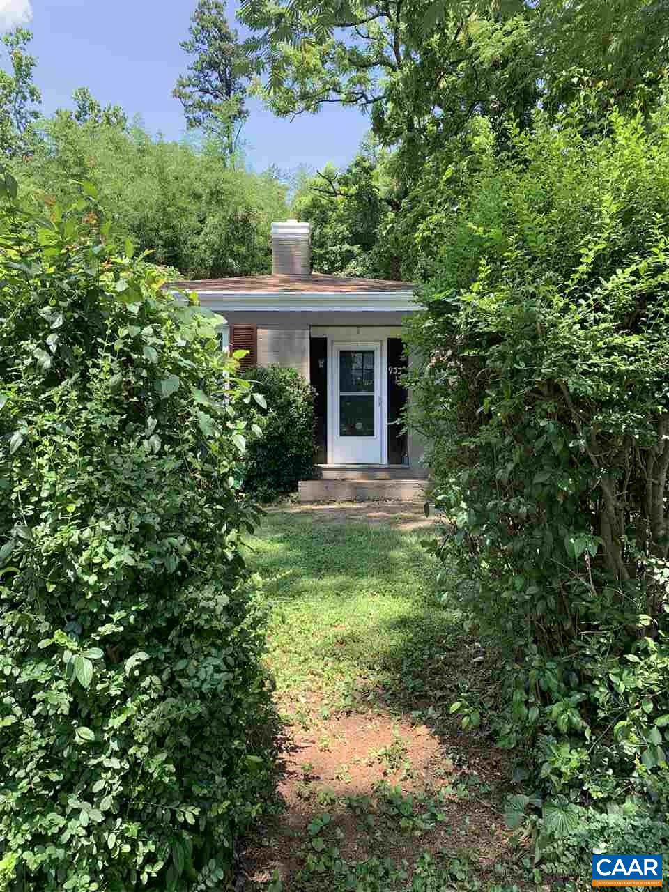 933 HEMLOCK LN