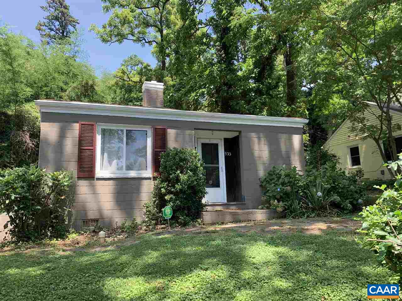 933 HEMLOCK LN