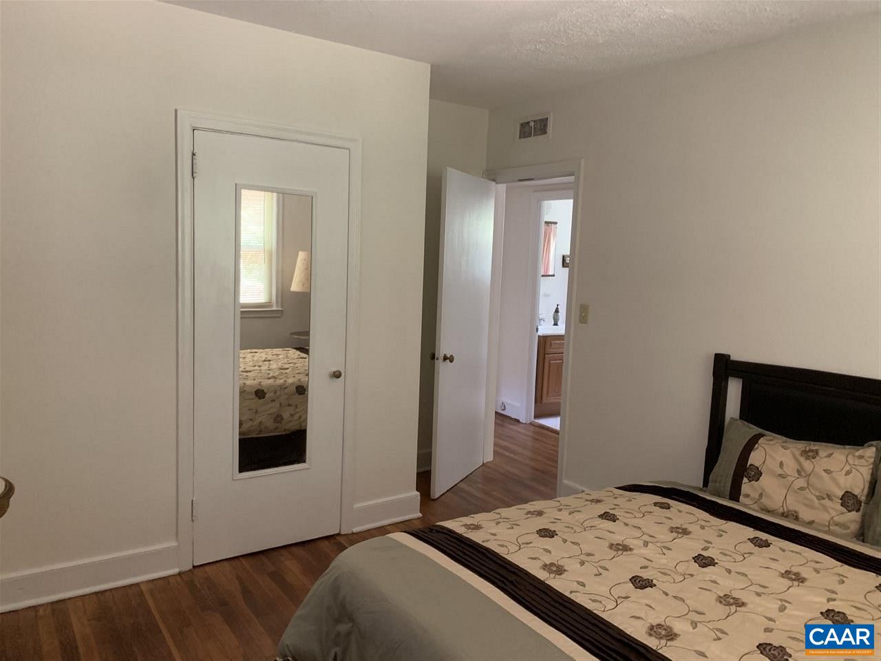 933 HEMLOCK LN
