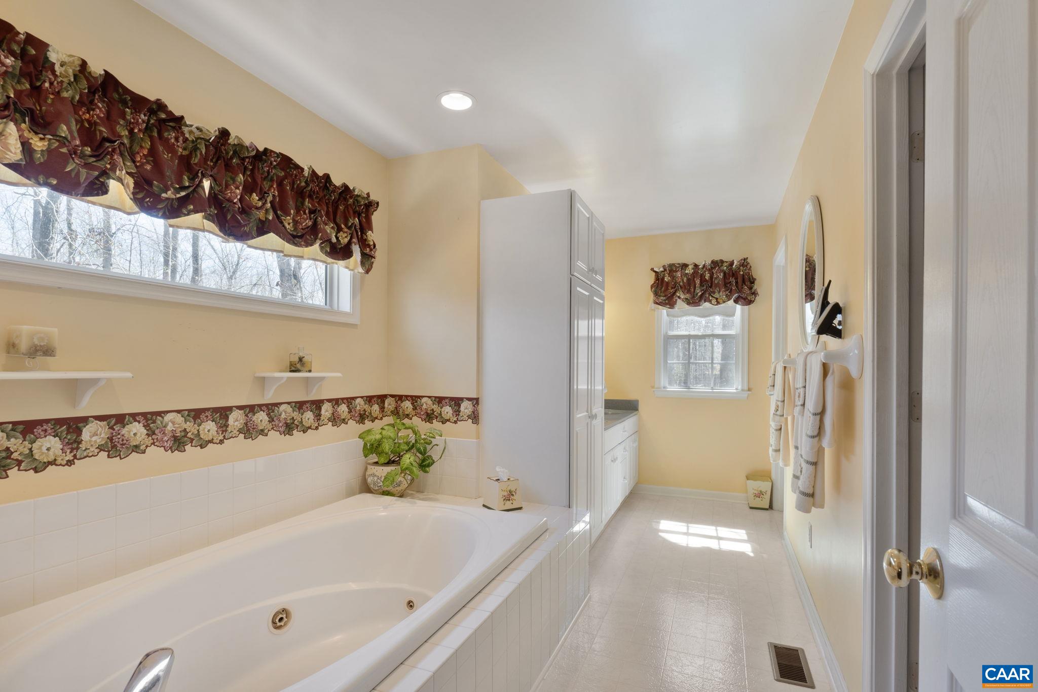 30 MEADOWRIDGE RD