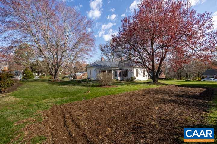 407 CHURCH ST