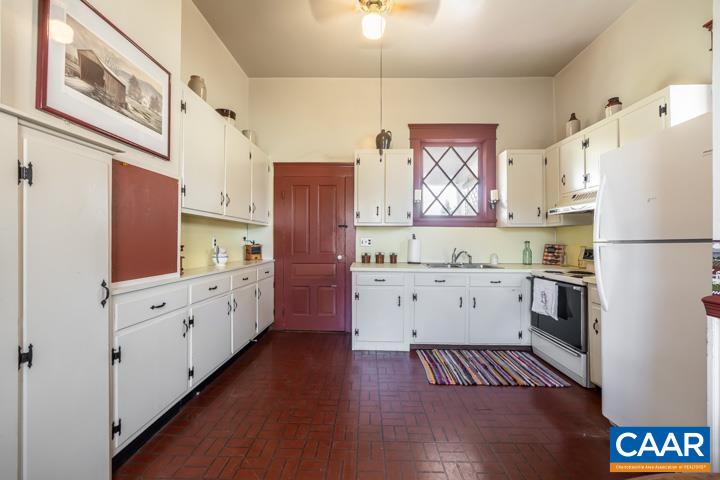 407 CHURCH ST