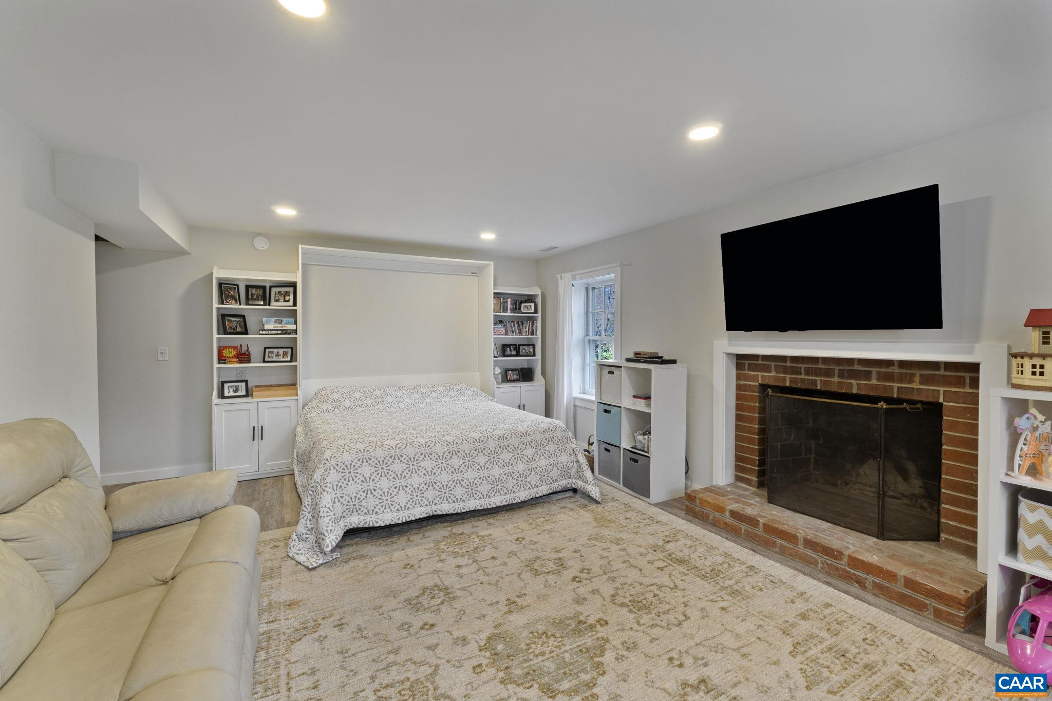 1502 BUNKER HILL DR