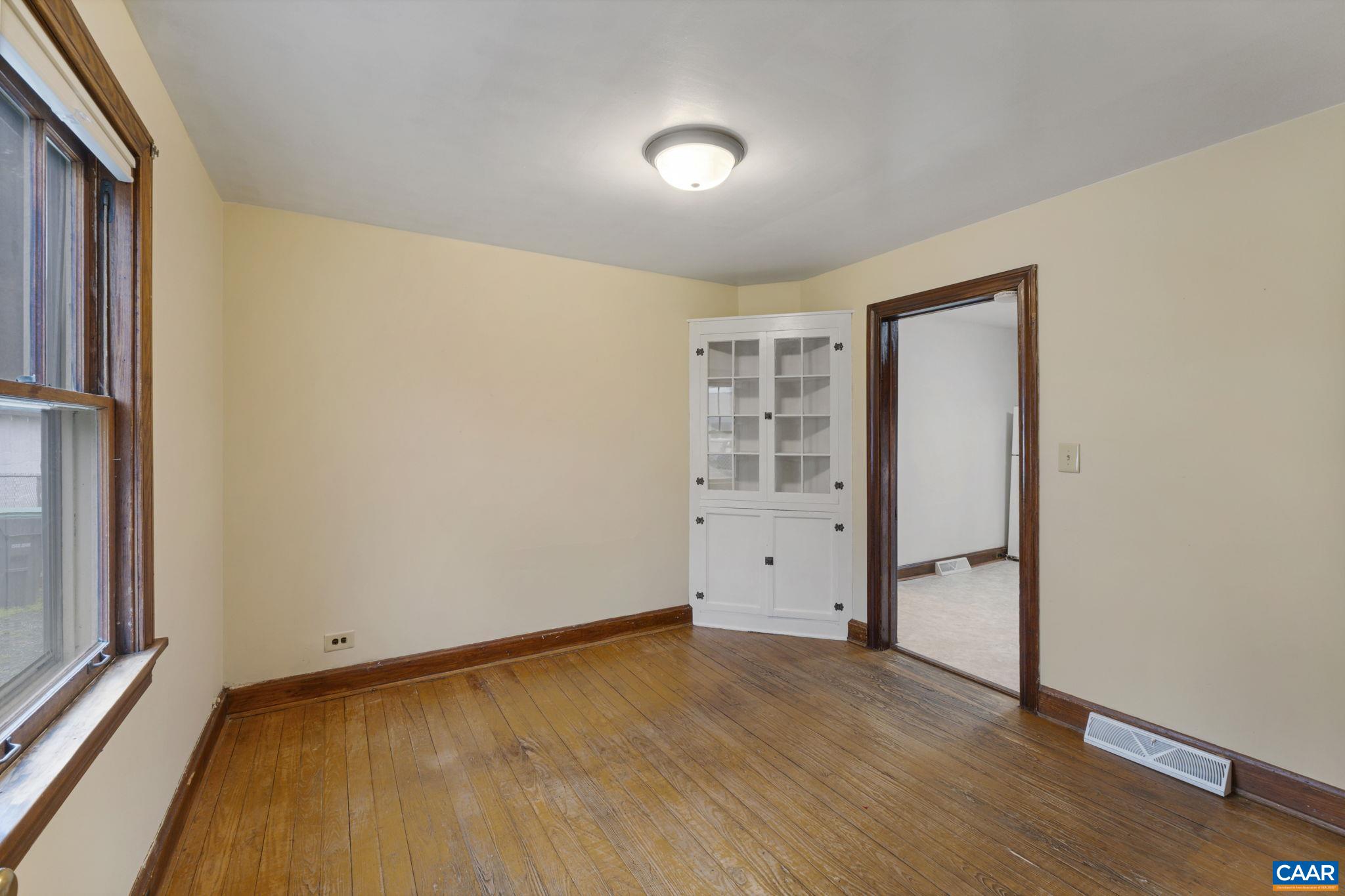908 MONTROSE AVE