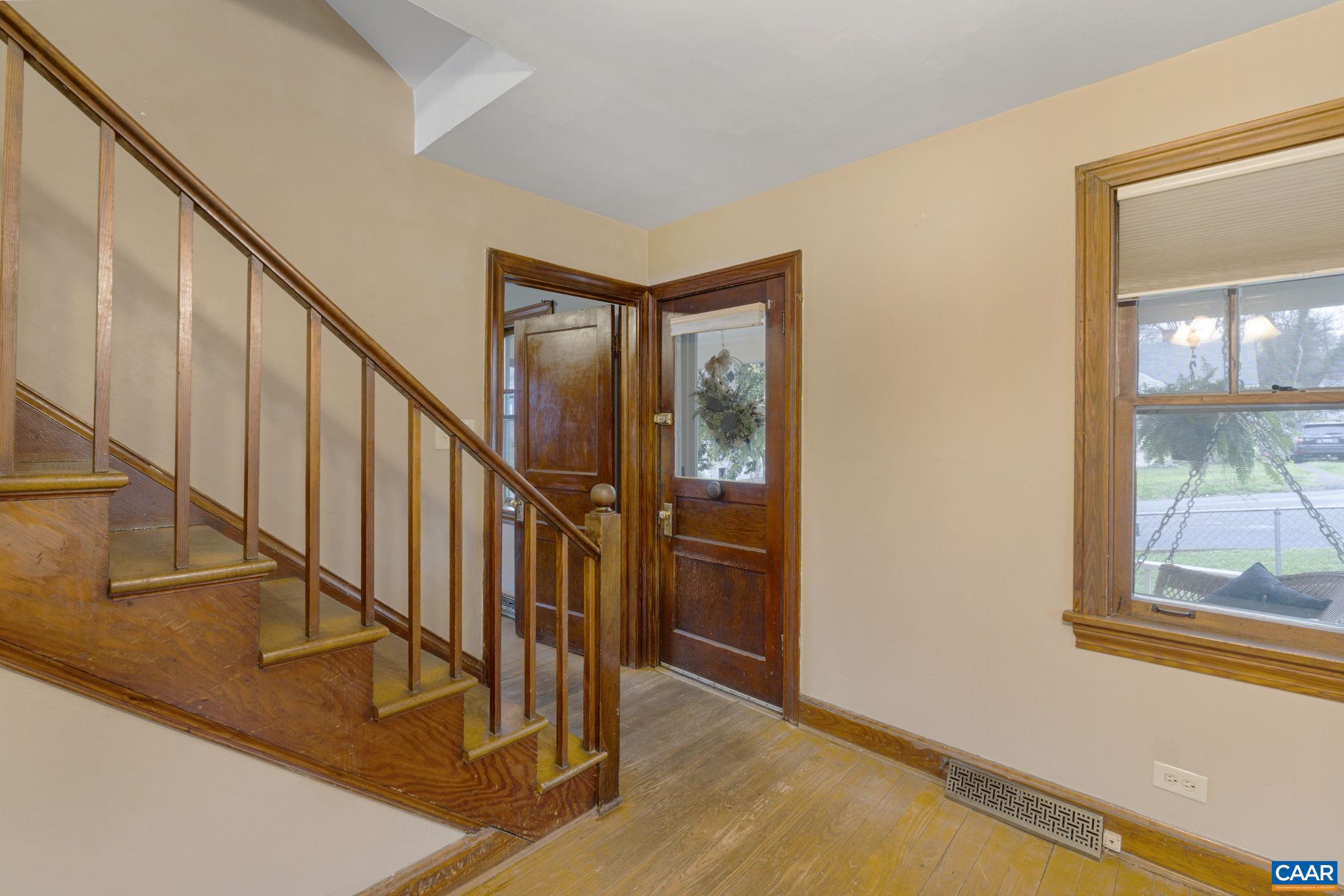 908 MONTROSE AVE