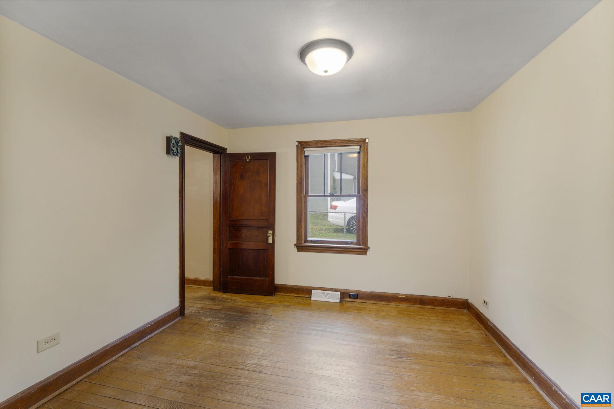 908 MONTROSE AVE