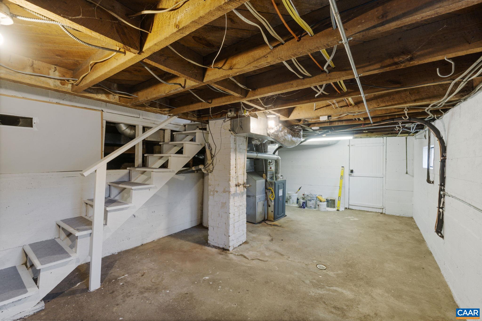 908 MONTROSE AVE