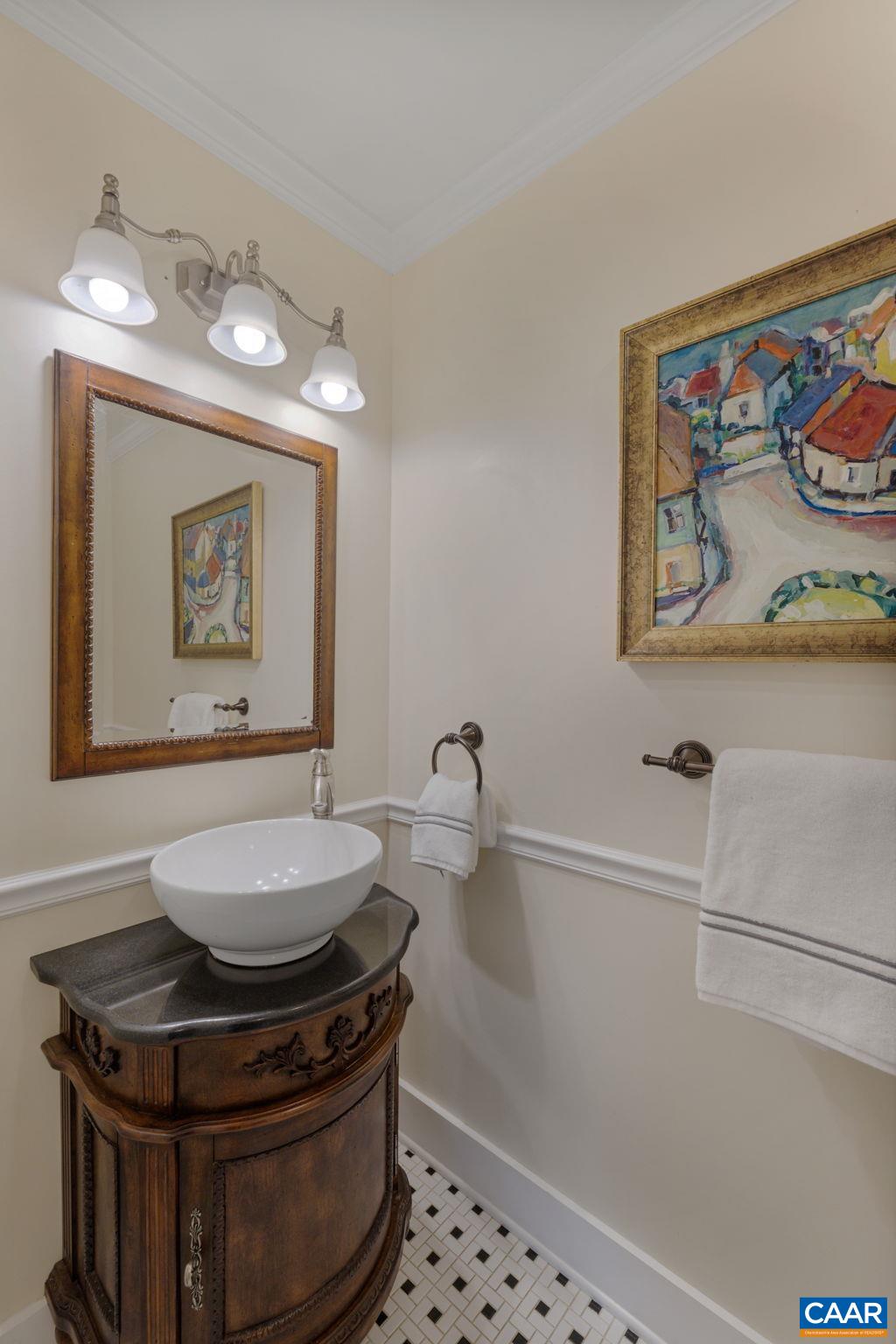 570 RODES DR