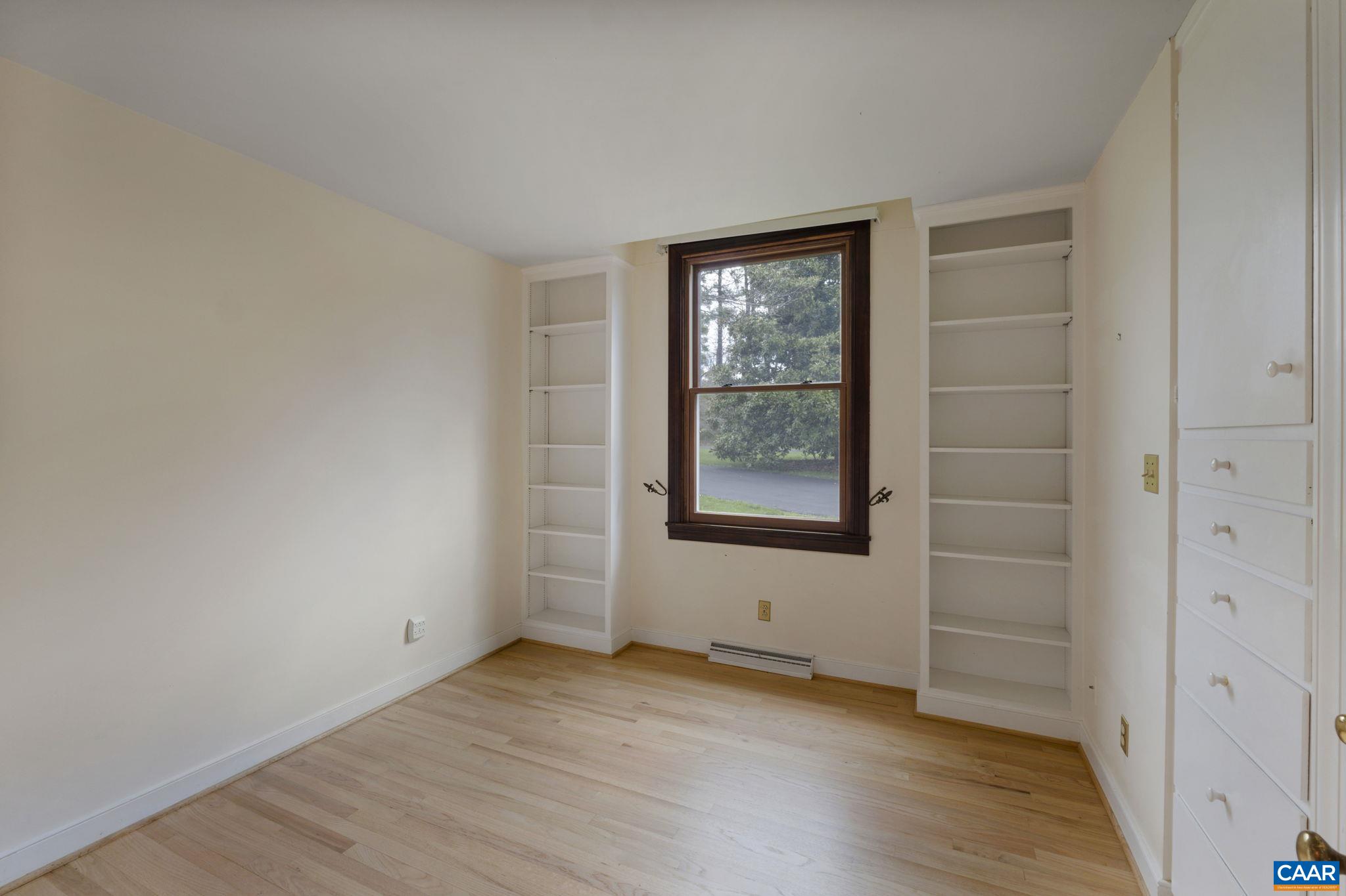 570 RODES DR